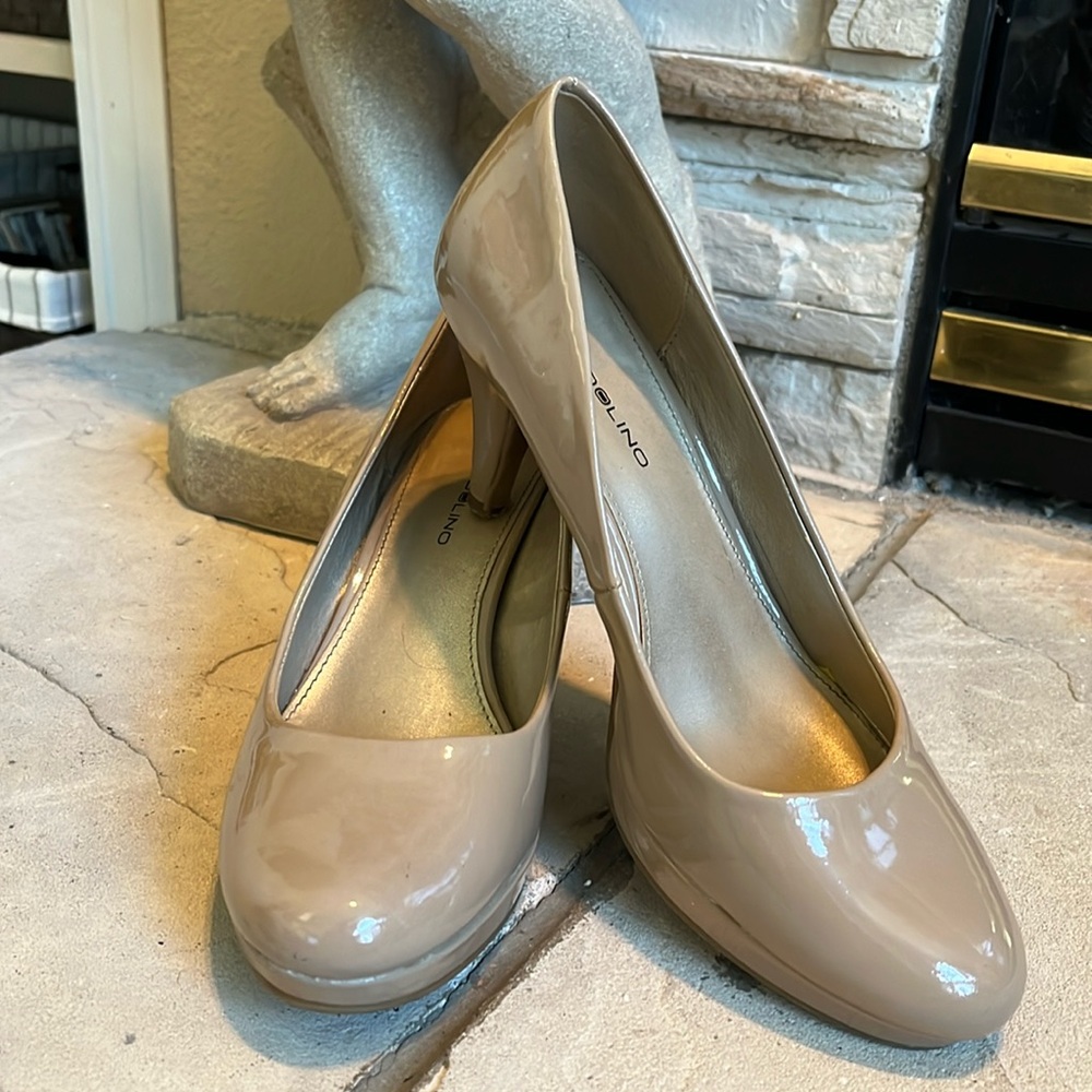 Faux patent leather Bandilino sz 8 in nude color low heel pumps